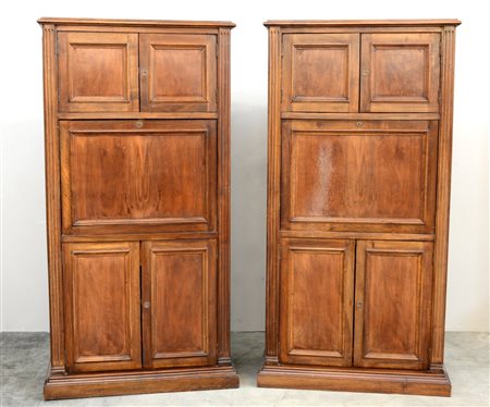 Coppia di credenze a cinque ante di cui quella centrale ribaltabile celante...