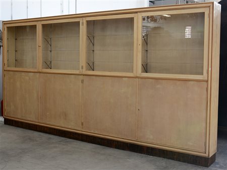 Libreria a otto ante di cui quelle superiori a vetri