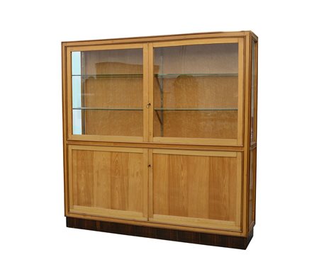 Libreria a due corpi in legno chiaro. Parte superiore a due ante a vetri e...