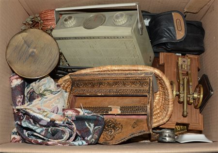 Cartone contenente numerosi oggetti di diversa fattura ed epoca (difetti)