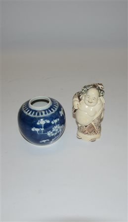 Manifattura orientale. Lotto composto da un vasetto e una scultura...