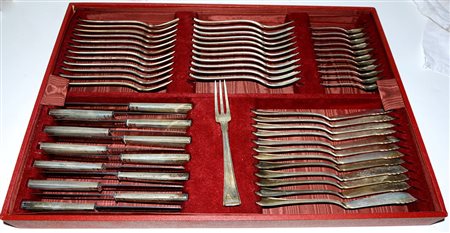 Parti di servizio di posate in argento (gr. 5500 ca)