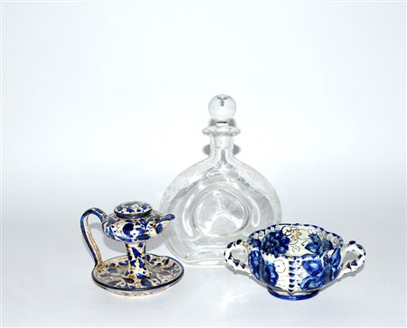 Lotto composto da una lucerna, una ciotola biansata della manifattura di...