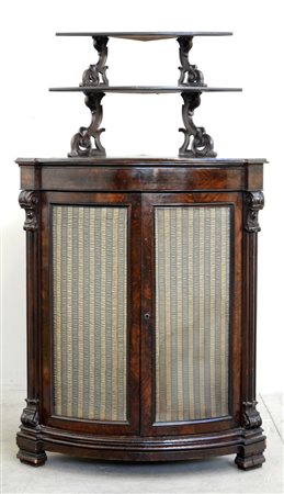 Angoliera in noce con parte superiore con alzata a giorno a due ripiani....