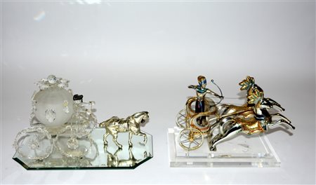 Lotto di due soprammobili in metallo e vetro raffiguranti una biga e una...