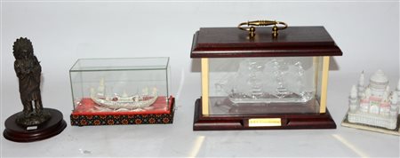 Lotto vario composto da due barchette in vetro e metallo contenute in teca,...