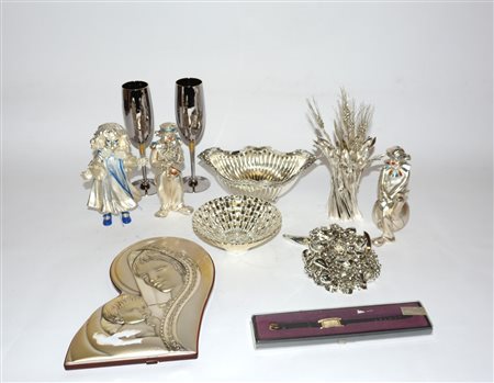 Lotto vario composto da un orologio, due calici, e otto soprammobili di...