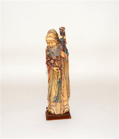 Scultura in avorio raffigurante l'immortale Shoulao con ramo di pesco, con...