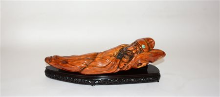 Scultura in avorio raffigurante un saggio dormiente, su base in legno, Cina,...