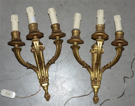 Coppia di appliques a tre fiamme in metallo dorato in stile Impero (h. cm 30)