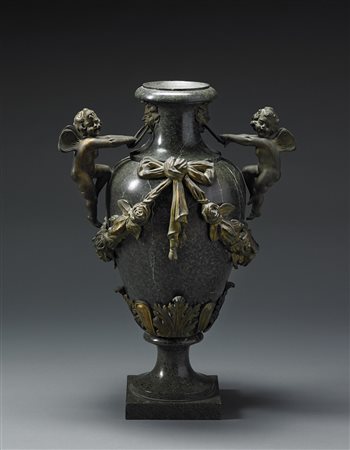 Vaso in marmo verde decorato con applicazioni in bronzo raffiguranti festoni...