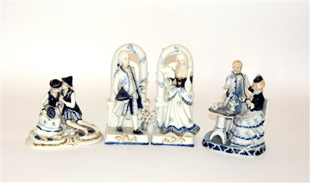 Lotto di quattro sculture in porcellana raffiguranti scene galanti, dame e...