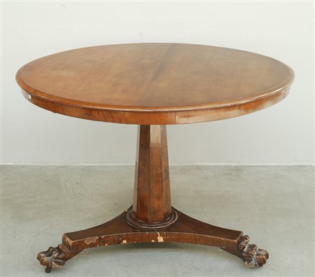 Tavolo di forma circolare poggiante su gamba centrale squadadrata con piedi...