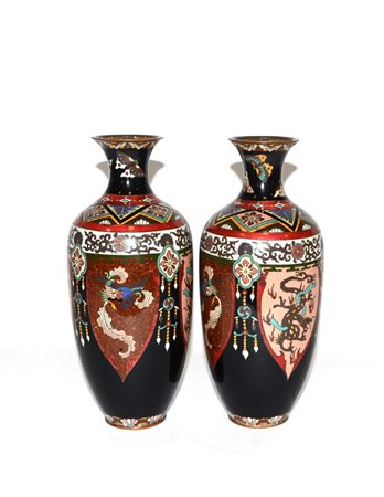 Coppia di vasi cloisonnÈ con decorazione di animali e fiori su fondo nero,...