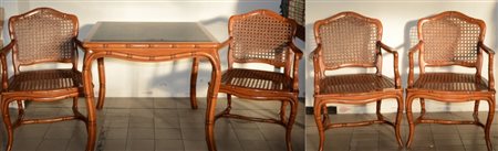 Lotto composto da un tavolo quadrato in legno dolce con gambe e profili mossi...