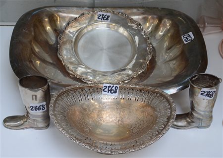 Lotto composto da un vassoietto e da altri quattro oggetti in metallo argentato