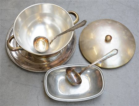 Lotto composto da un vassoio circolare, una zuppiera, due mestoli e da un...