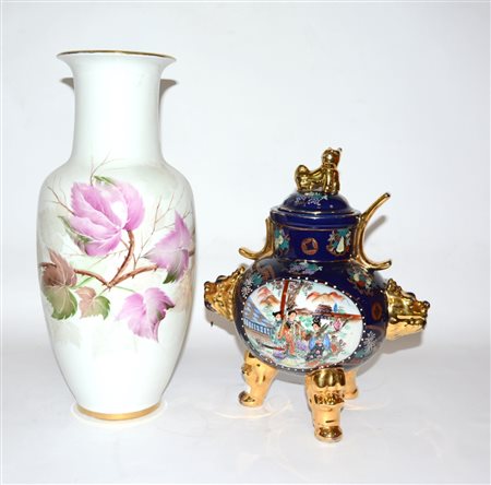 Lotto composto da un vaso in porcellana decorato con foglie e un vaso...