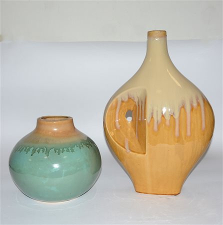 Lotto composto da due vasi in ceramica smaltata nei toni del verde e del...