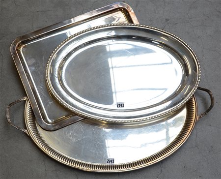 Lotto composto da tre vassoi in metallo argentato, uno dei quali marcato...