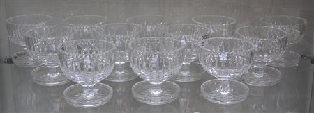 Gruppo di dodici coppette in cristallo molato a motivi geometrici