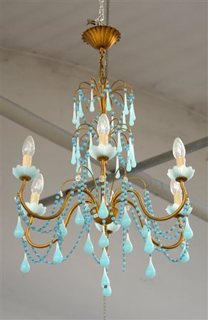 Lampadario a sei luci con struttura in metallo dorato decorato con perline...