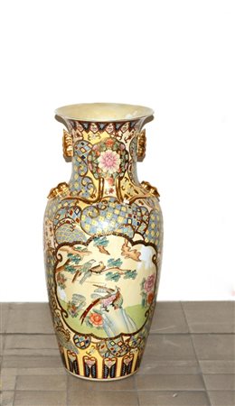 Grande vaso in porcellana policroma decorato con scene di vita, Cina, sec. XX...
