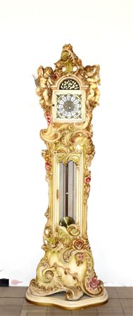 Pendola a torre in legno laccato con decoro a fiori, volute e putti (cm...