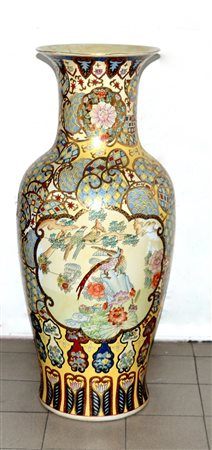 Grande vaso in porcellana policroma con uccelli e scene di vita entro...