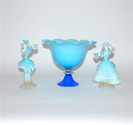 Manifattura di Murano, lotto composto da un'alzatina e due figurine...