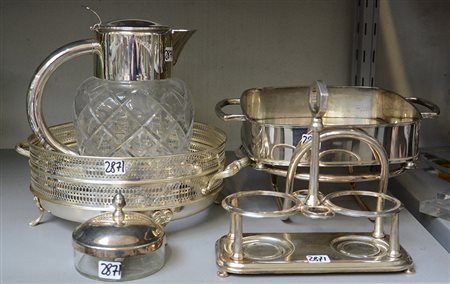 Lotto composto da una pirofila con supporto, un vassoio ed un' oliera in...