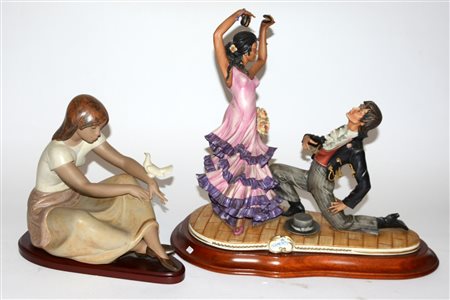 Lotto di due sculture in porcellana policroma raffiguranti una coppia di...