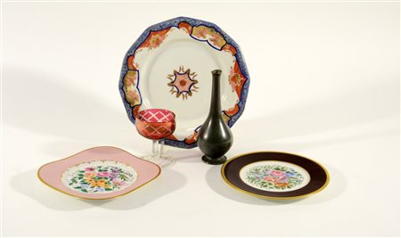 Lotto composto da due piattini e da un vasetto in porcellana, un bicchierino...