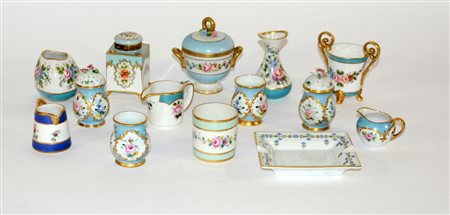 Lotto composto da numerosi modellini di suppellettili in porcellana policroma...