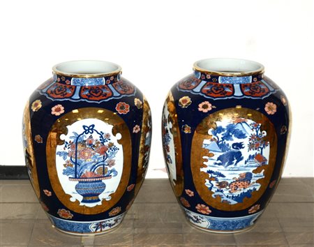 Coppia di vasi in porcellana decorati con peonie su campo blu, paesaggi e...