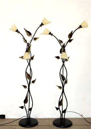 Coppia di piantane a tre luci con montanti a fusto intrecciato decorati con...