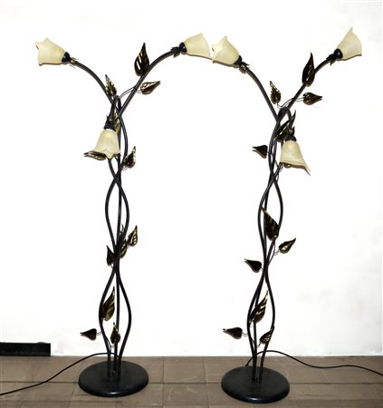 Coppia di piantane a tre luci con montanti a fusto intrecciato decorati con...