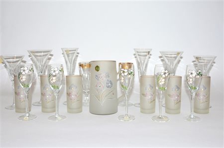 Lotto composto da una parte di servizio di bicchieri in cristallo marcati...