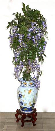 Vaso in ceramica decorato a fiori su campo celeste, completo di pianta...