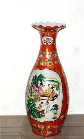 Grande vaso in porcellana policroma, decorato con fiori su campo rosso e...