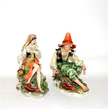 Lotto di due sculture in ceramica policroma raffiguranti due giovinetti sugli...