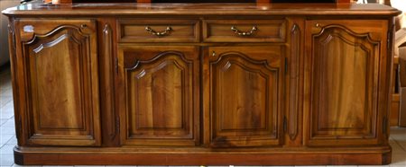 Credenza in legno dolce a quattro sportelli e due cassetti con pannelli...