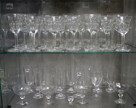 Lotto composto da numerosi bicchieri e calici di diverse misure e decoro...