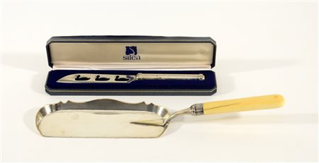 Lotto composto da una paletta con manico in osso e da un coltello in metallo...