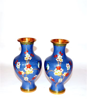 Coppia di vasi cloisonnÈ con decorazione floreale su fondo turchese, Cina,...