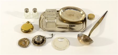 Lotto composto da numerosi oggetti in metallo argentato e materiali diversi...