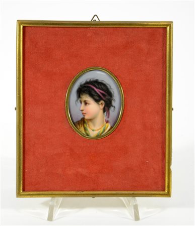 Manifattura tedesca sec. XIX. Volto di fanciulla. Placchetta in porcellana...