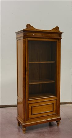 Vetrinetta in mogano ad un'anta a vetri sul fronte. Cimasa sagomata e...