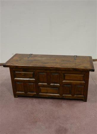 Cassapanca con fronte riquadrato e pannellato (cm 103x48x41)