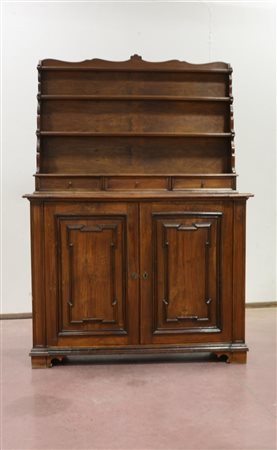Antica credenza con piattaia in noce a due ante riquadrate e pannellate,...